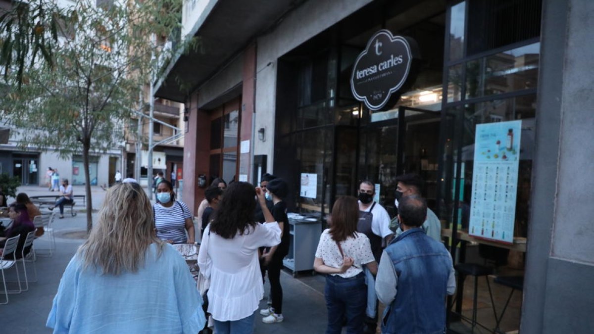 Clientes y trabajadores de un restaurante fuera del recinto por culpa del apagón.