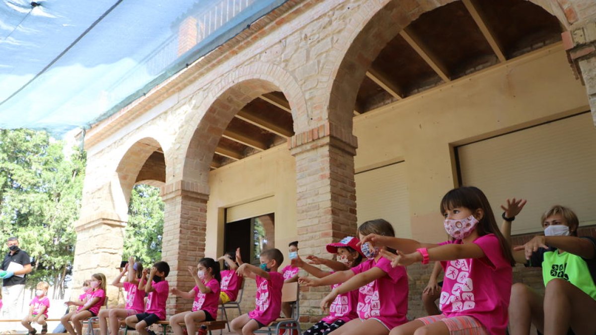 Niños con mascarilla en un ‘casal’ del pasado verano. 