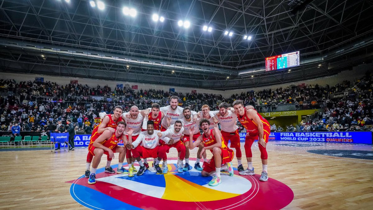 Els jugadors de la selecció espanyola celebren el triomf contra Geòrgia.