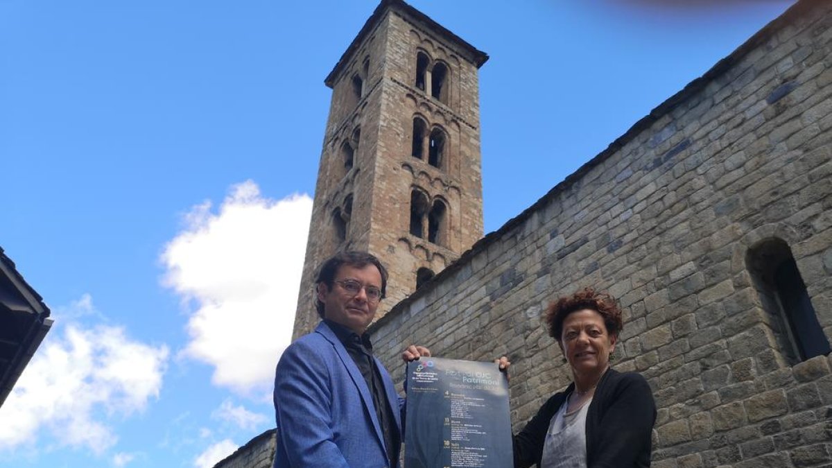 El director de l’OJC i l’alcaldessa de la Vall de Boí, ahir a Taüll.