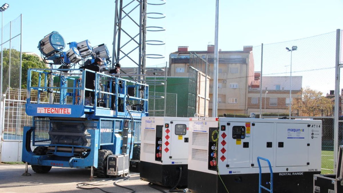 Operarios instalando ayer los focos con potencia de 900 luxes en el Municipal de Mollerussa.