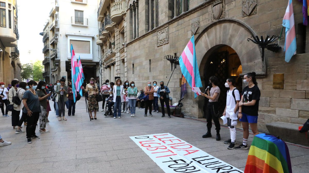Concentració contra la LGTBI-fòbia, el 17 de març passat a la plaça Paeria de Lleida.
