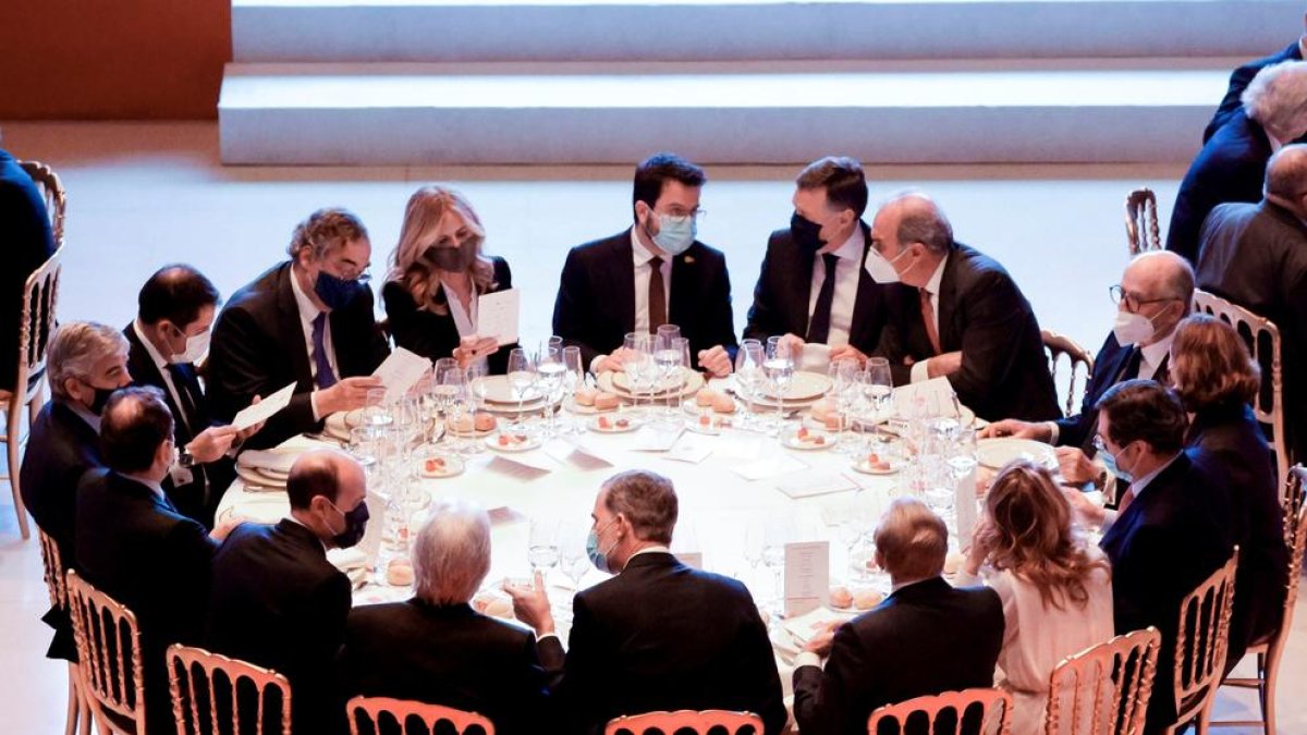 Aragonès va compartir taula amb el rei i altres autoritats durant l’acte organitzat per Foment.
