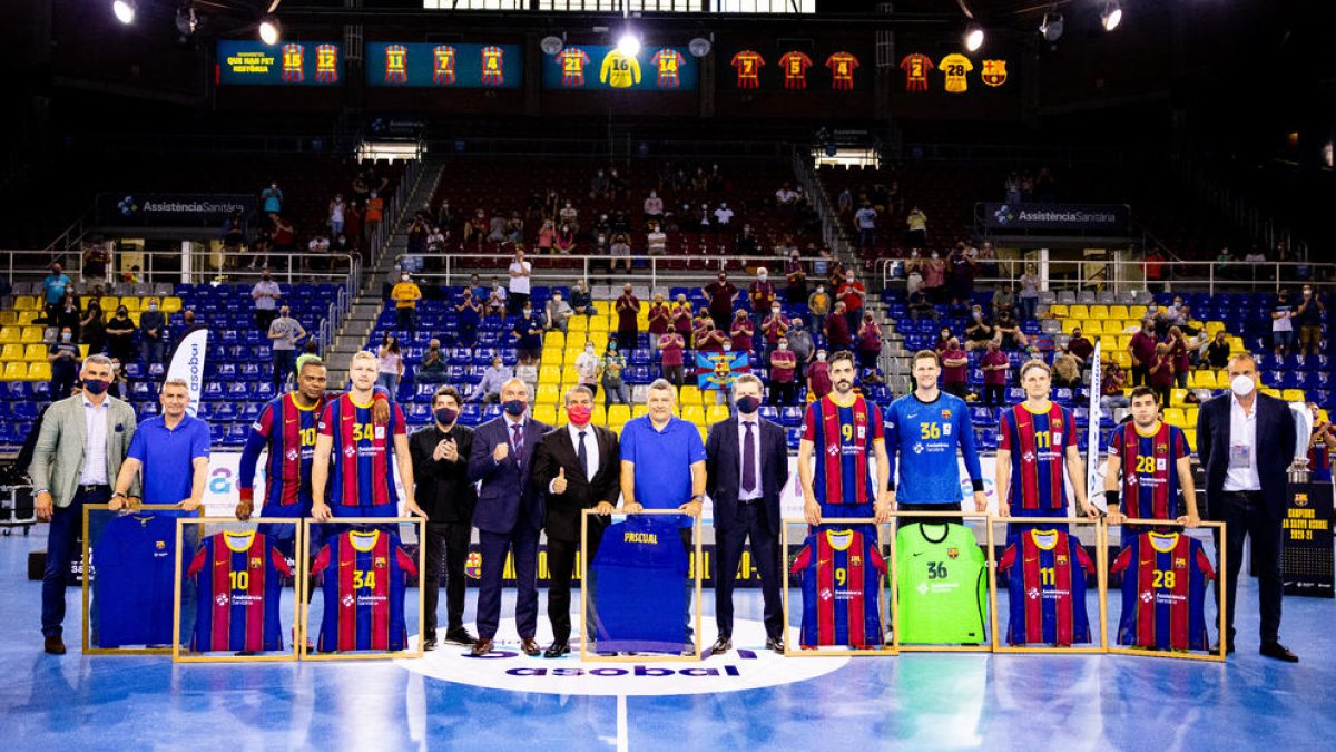 El presidente Joan Laporta, en el centro, ayer junto a los homenajeados.