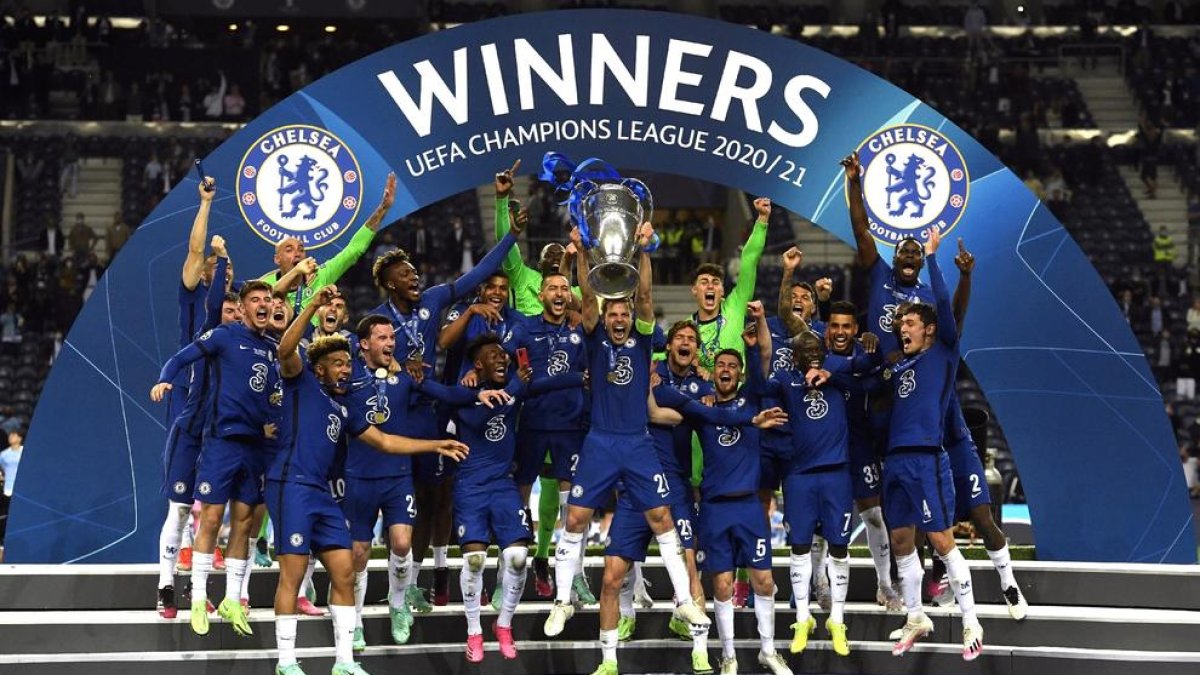 Los jugadores del Chelsea celebran eufóricos la conquista de la segunda Champions League de su historia.