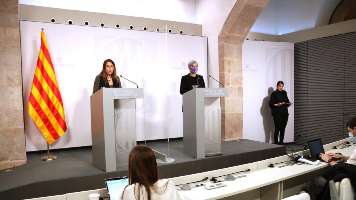 La consellera de Justicia, Lourdes Ciuró, y la portavoz del Govern, Patrícia Plaja, en rueda de prensa en el Palau de la Generalitat.
