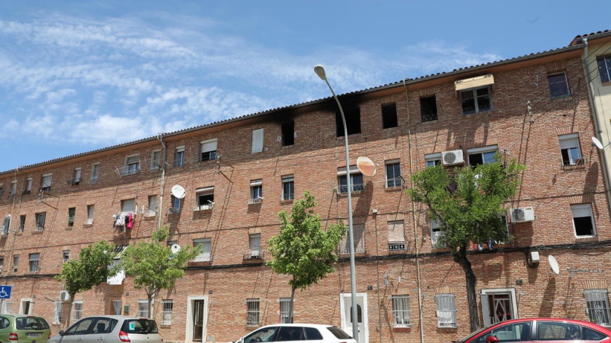 El incendio afectó a una vivienda del número 42 de la calle Cardenal Cisneros, en la Mariola. 