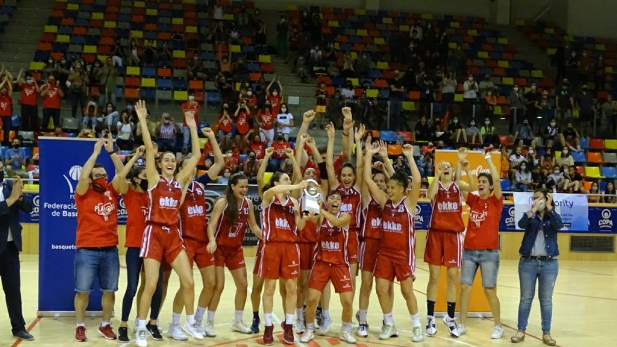 Las jugadoras del CB Lleida celebran sobre la pista el título de campeonas de Catalunya.