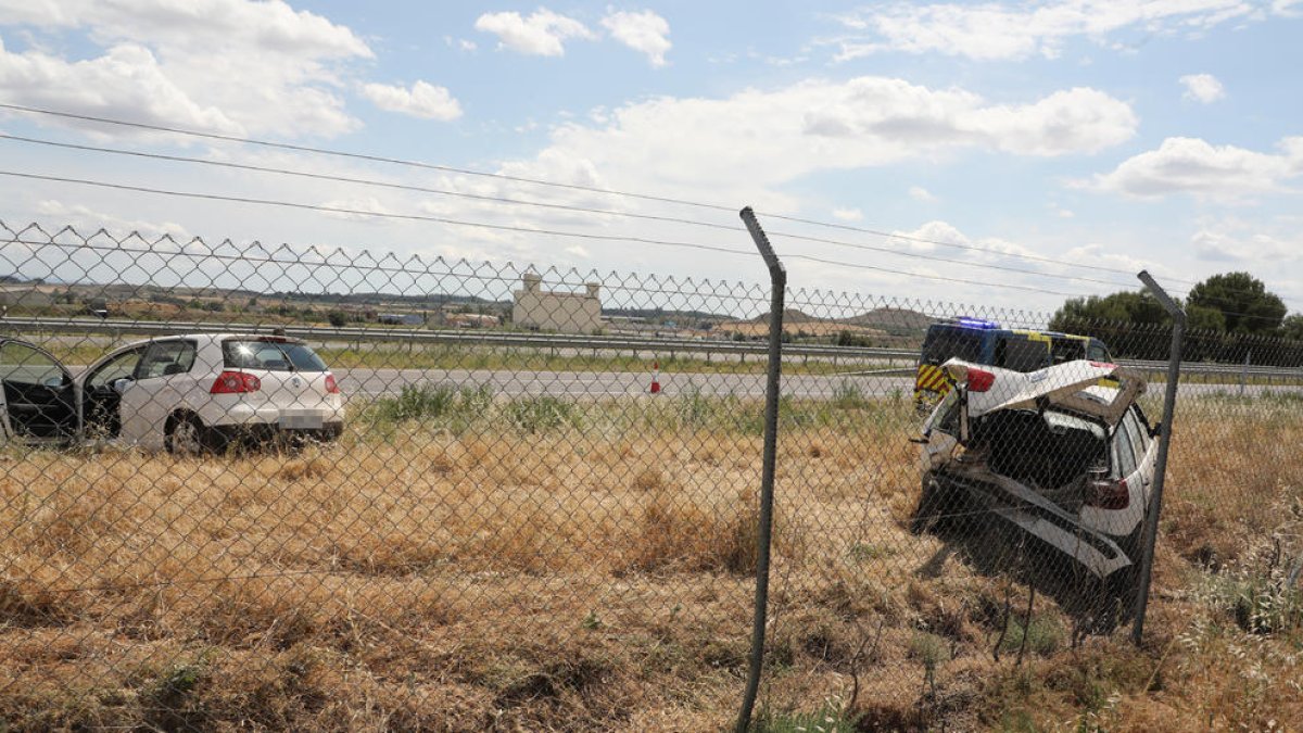 Vista dels vehicles accidentats ahir a Bell-lloc. 