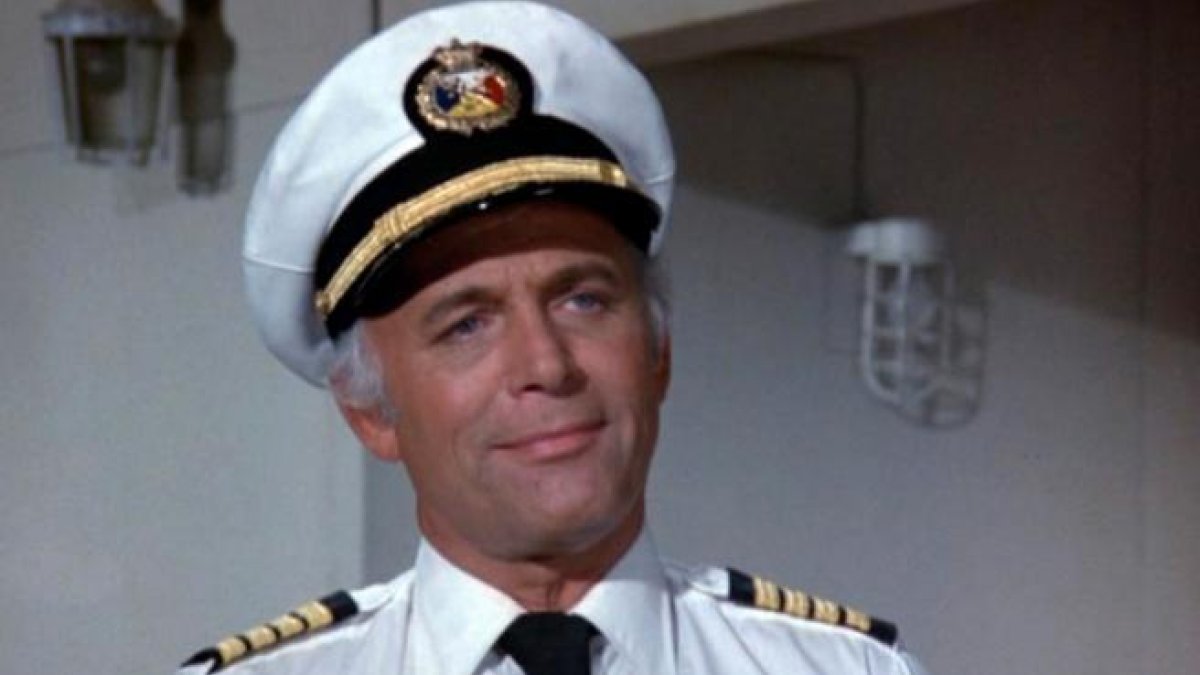 Gavin MacLeod, en la serie.