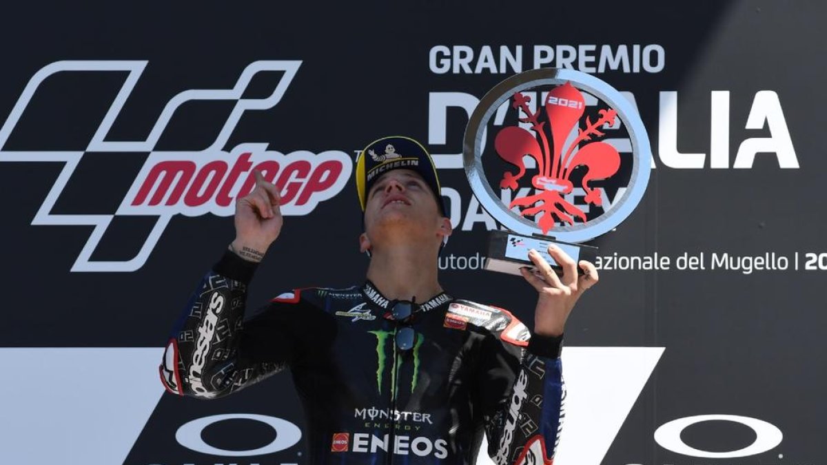 Fabio Quartararo subió al podio como ganador del Gran Premio de Italia y mirando hacia el cielo le dedicó la victoria al joven suizo Jason Dupasquier.