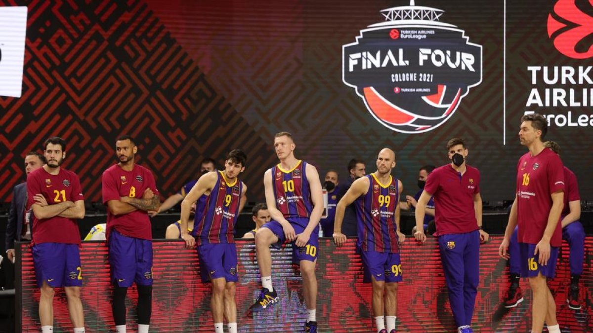 Els jugadors blaugrana, tristos i resignats, esperant esportivament que l’Efes rebés la copa de campió.