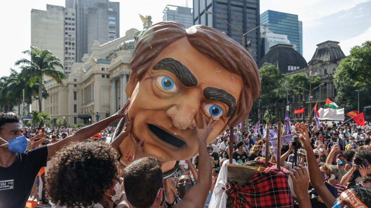 Manifestantes sostienen una cabeza gigante que representa al presidente de Brasil Jair Bolsonaro en la protesta en Río de Janeiro. 