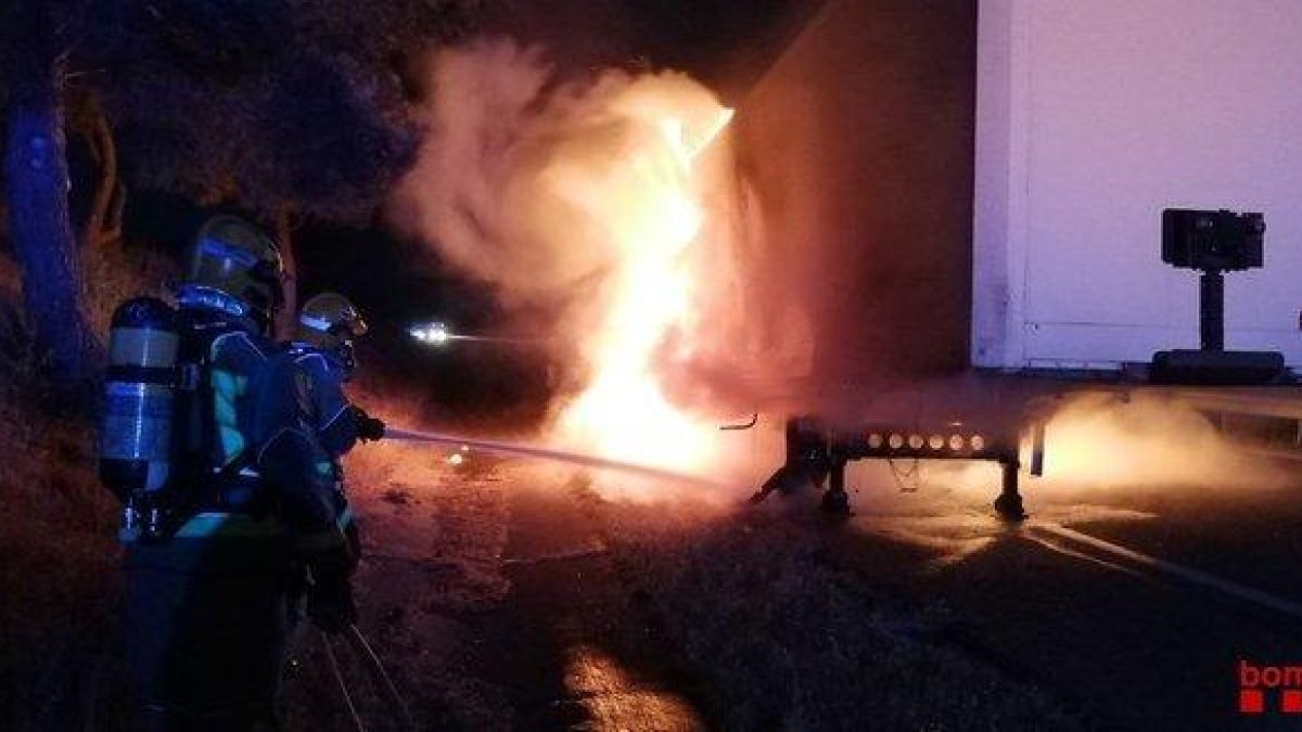 L'incendi d'un camió talla un carril de l'A-2 a Torres de Segre en direcció Barcelona