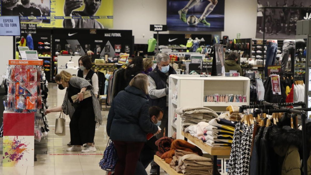 Varios clientes en la tienda Wala, que puede abrir limitando la superficie a 400 metros cuadrados.