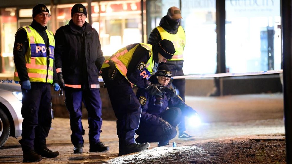 Policías inspeccionan el lugar en el que se produjo el ataque terrorista, ayer, en Vetlanda.