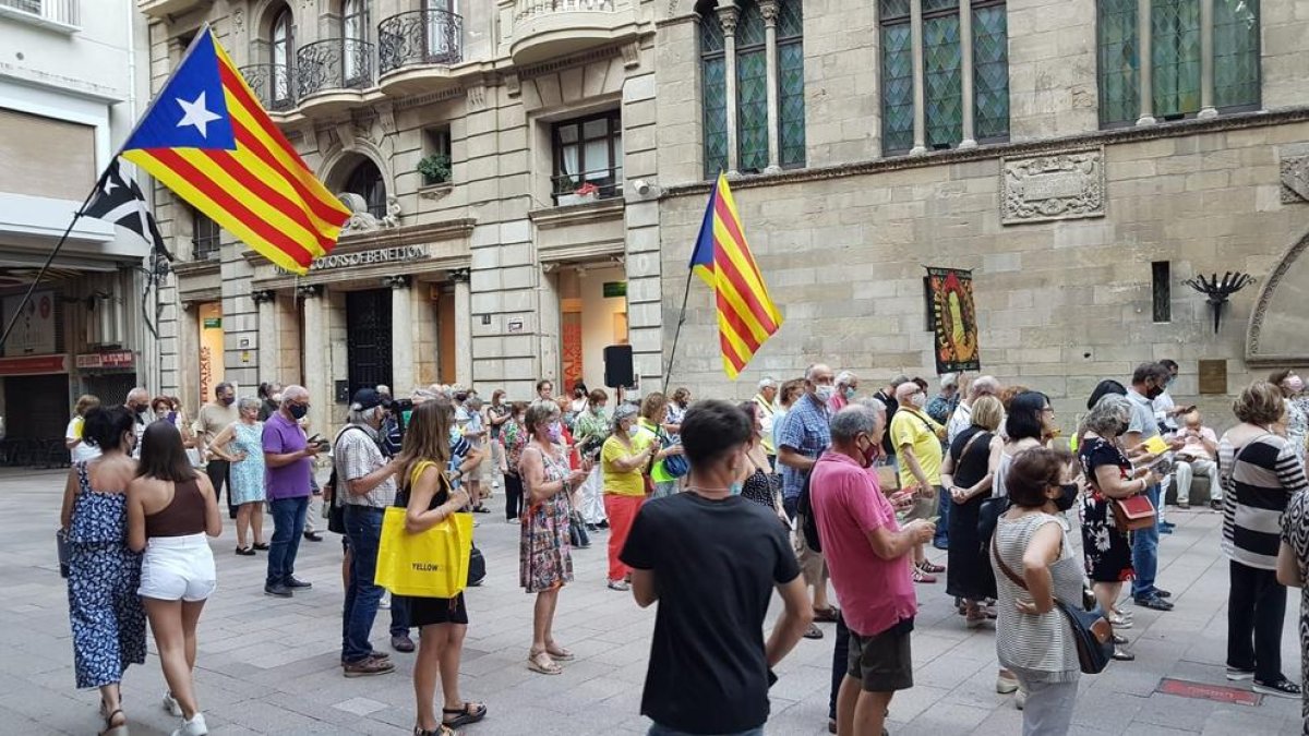 Els cantaires van demanar ahir des de la plaça de la Paeria l’amnistia per als encausats pel procés.