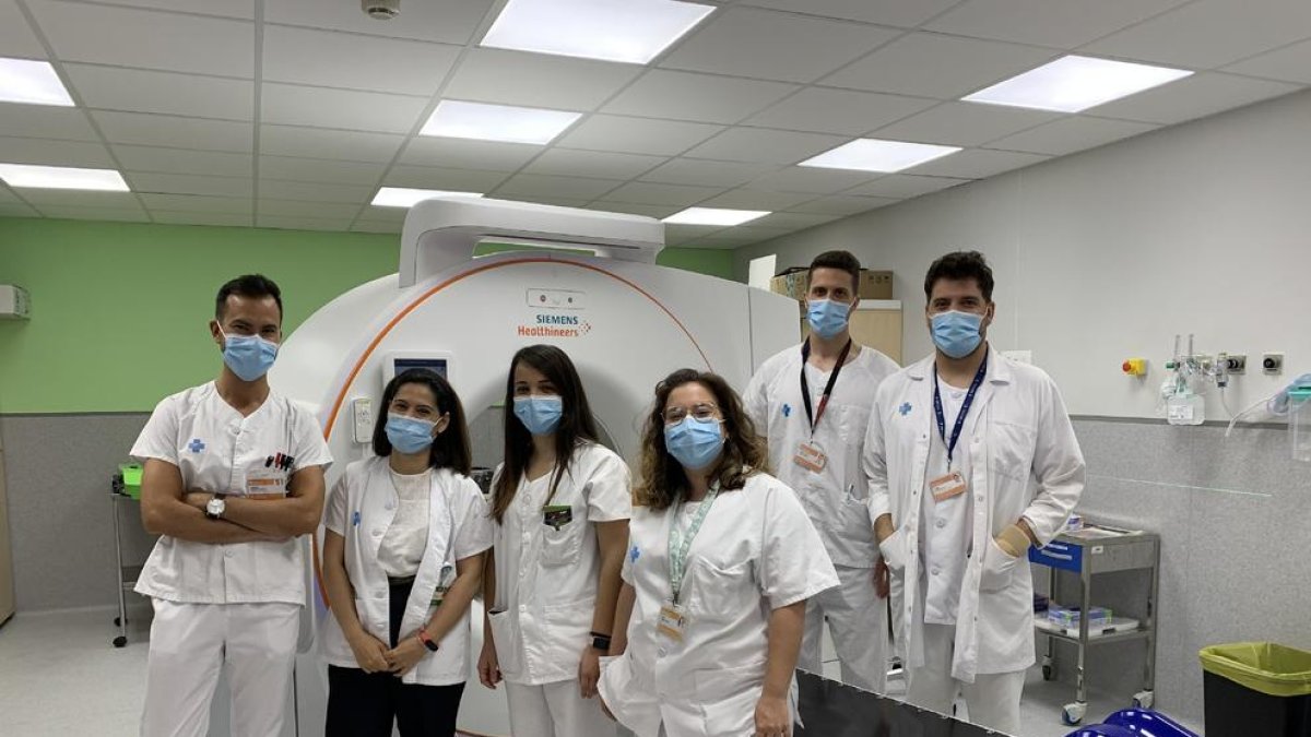 Professionals del servei de Radiologia Oncoteràpica posen al costat del nou TAC.