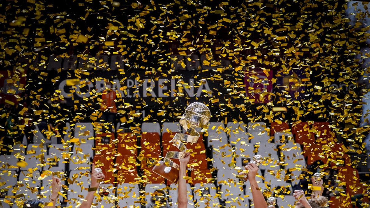 La capitana Laia Palau levanta el trofeo en La Fonteta.