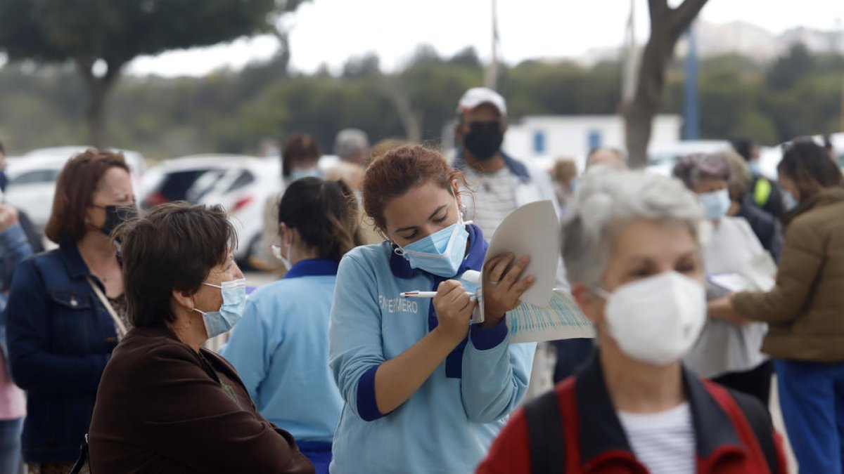 Se reanuda la vacunación con AstraZeneca y se amplía el límite de edad hasta los 69 años.