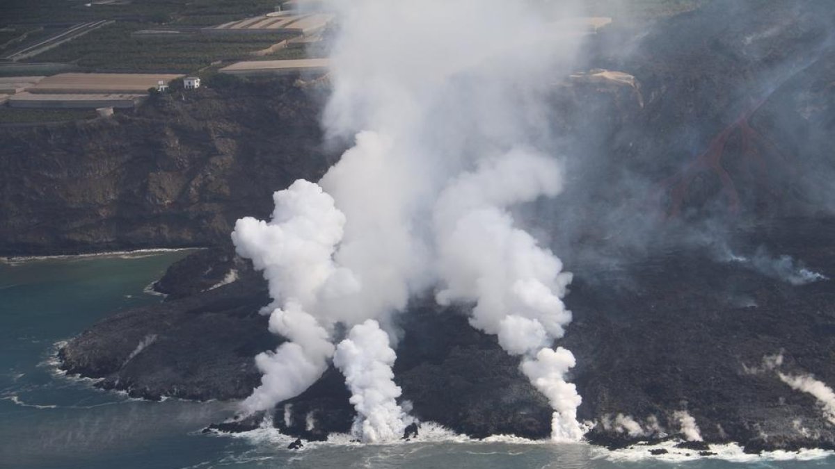 La fajana creada por la lava del volcán corre el riego de derrumbarse si sigue avanzando.