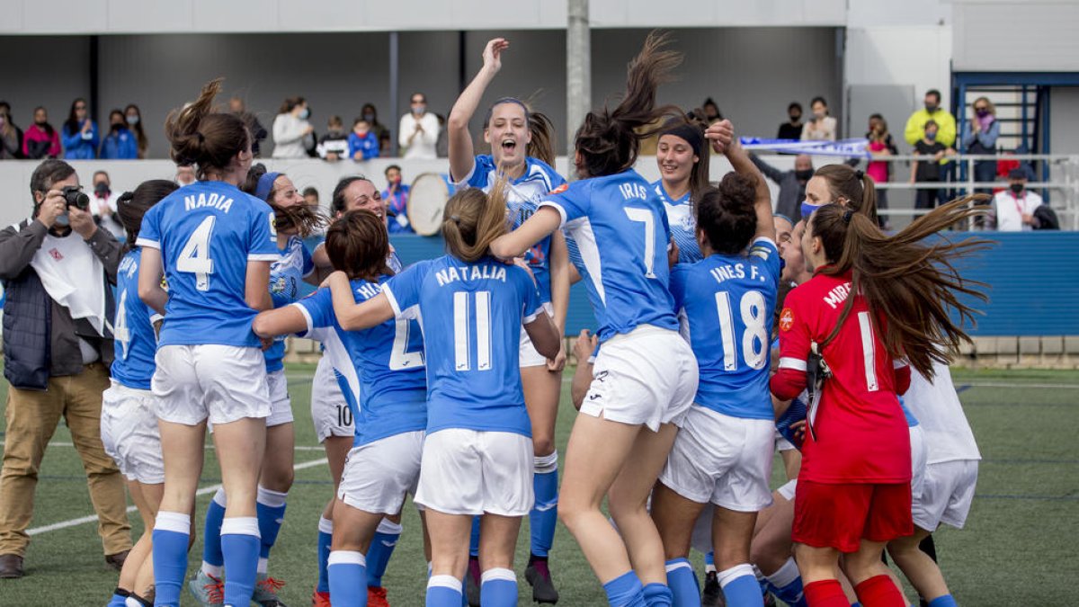 Andrea Gómez, en el centro de cara, festeja junto a sus compañeras el pase a la fase de ascenso.