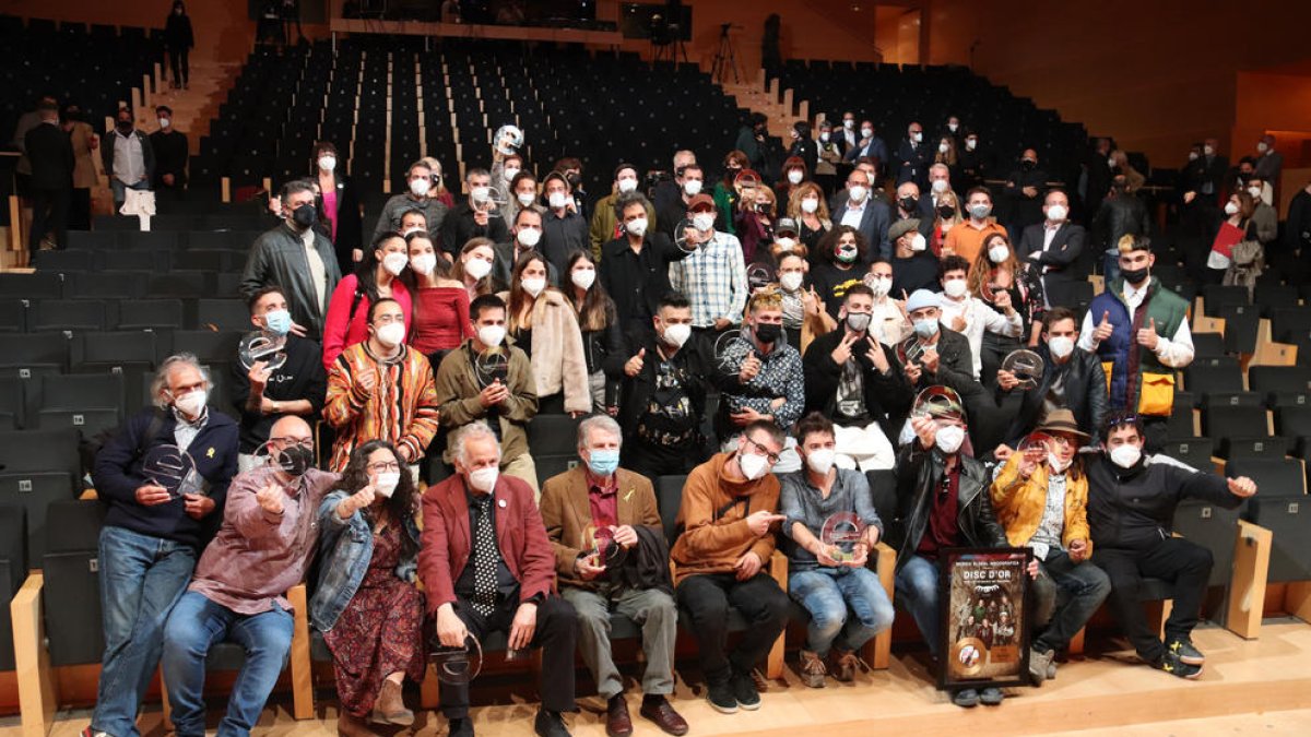 Foto de familia de todos los ganadores a los Premios Enderrock, ayer en el Auditorio de Gerona.