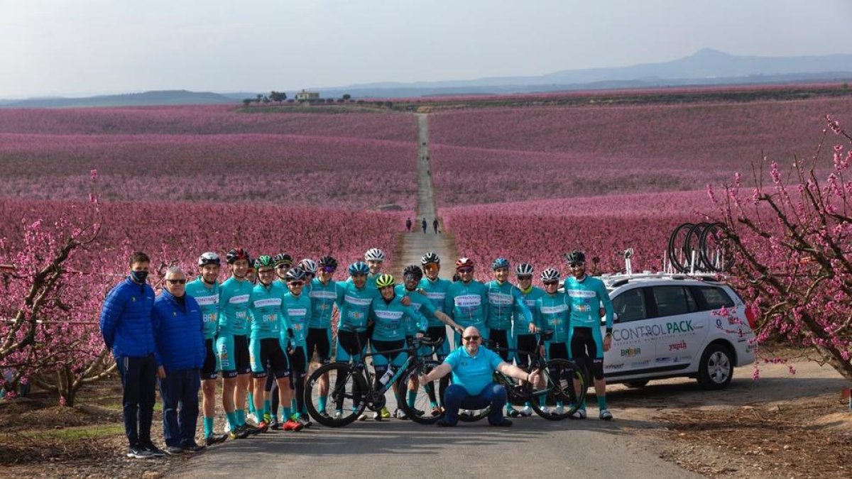 El equipo aprovechó uno de sus entrenamientos para fotografiarse entre la floración de los frutales.