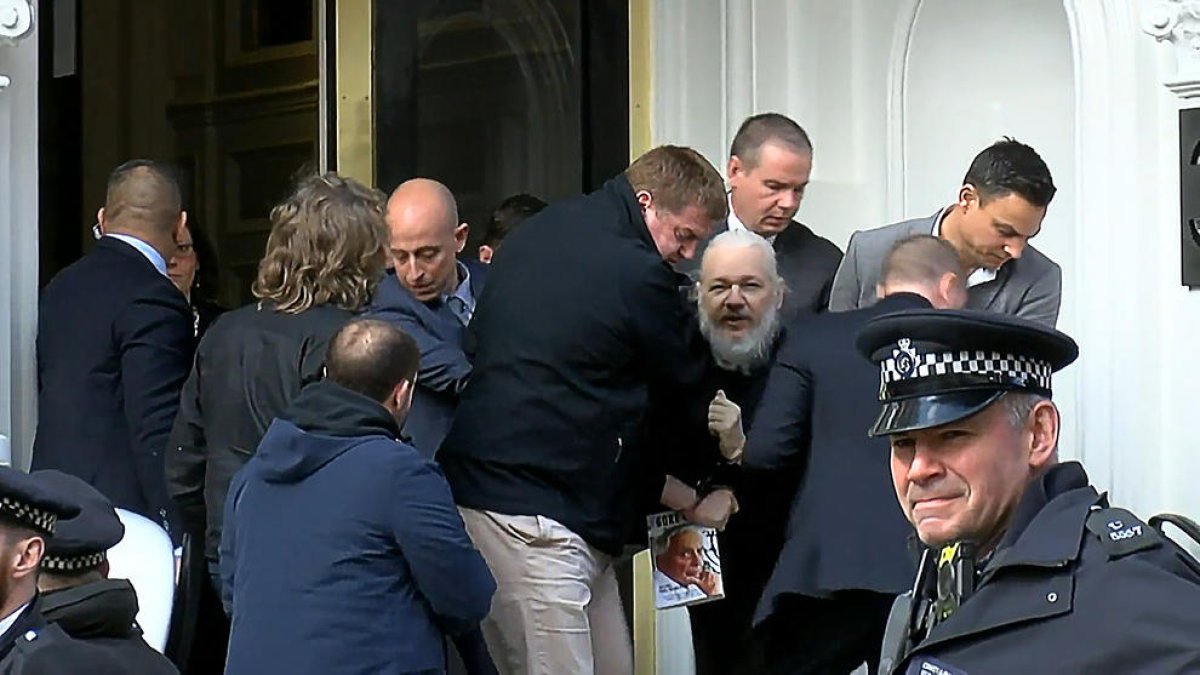 Fotograma d’un vídeo que mostra la policia britànica al detenir Julian Assange a l’ambaixada.