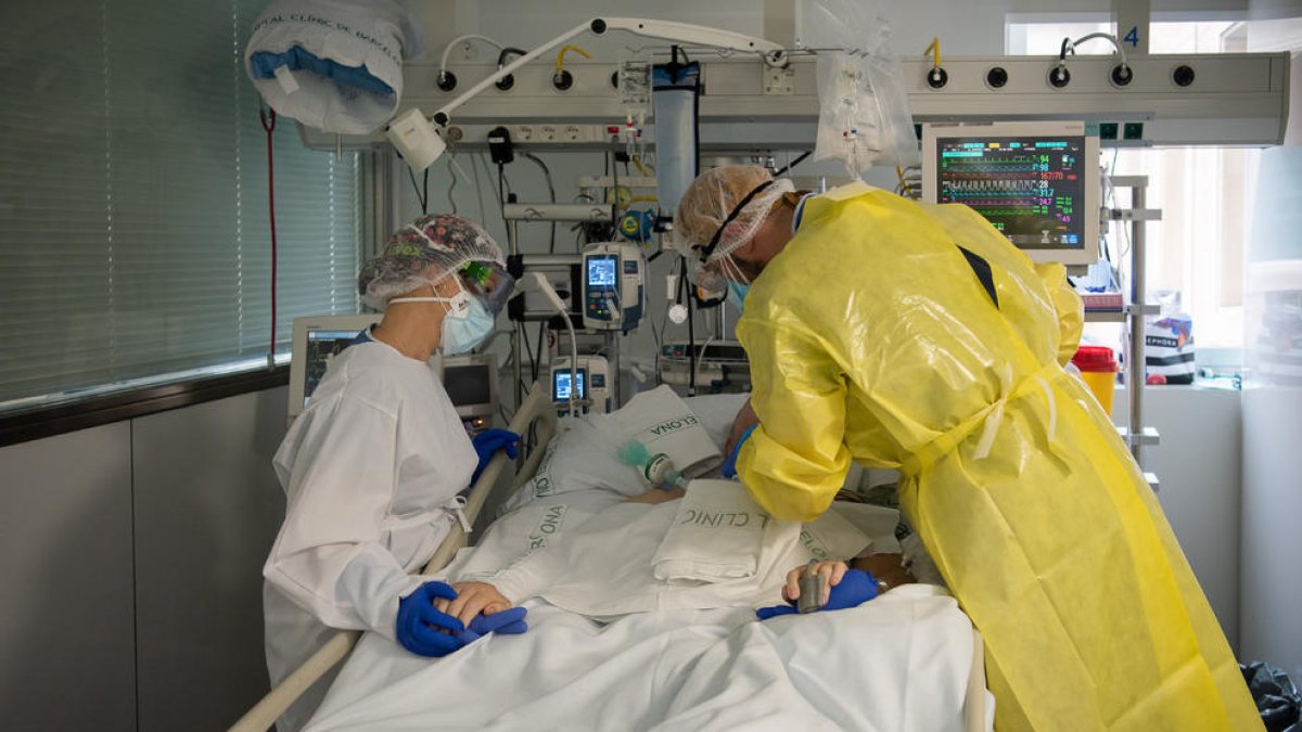 Dos sanitarios atienden a un paciente con Covid en la UCI del hospital Clínic de Barcelona.