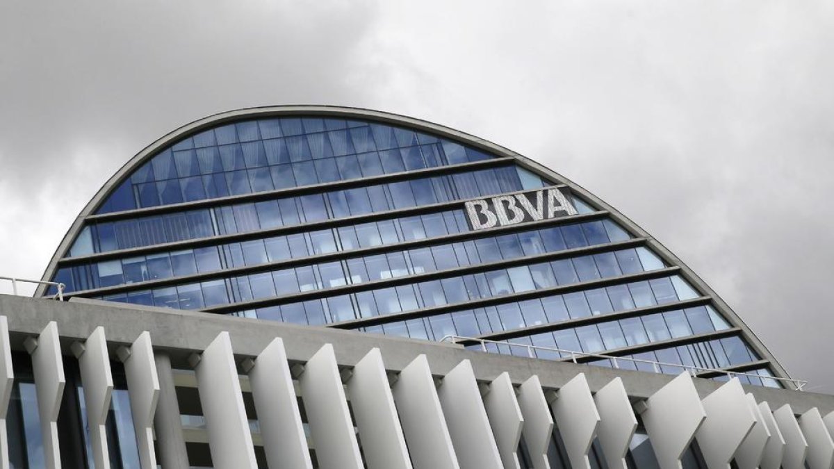 Imagen de la sede corporativa del BBVA en Madrid. La entidad explora una fusión con el Banc Sabadell.