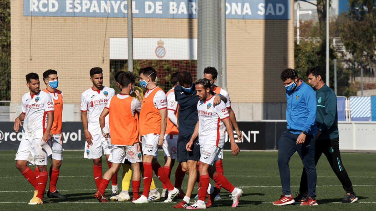 Jugadors del Lleida, diumenge a l’acabament del partit que van guanyar 1-3 a l’Espanyol B.