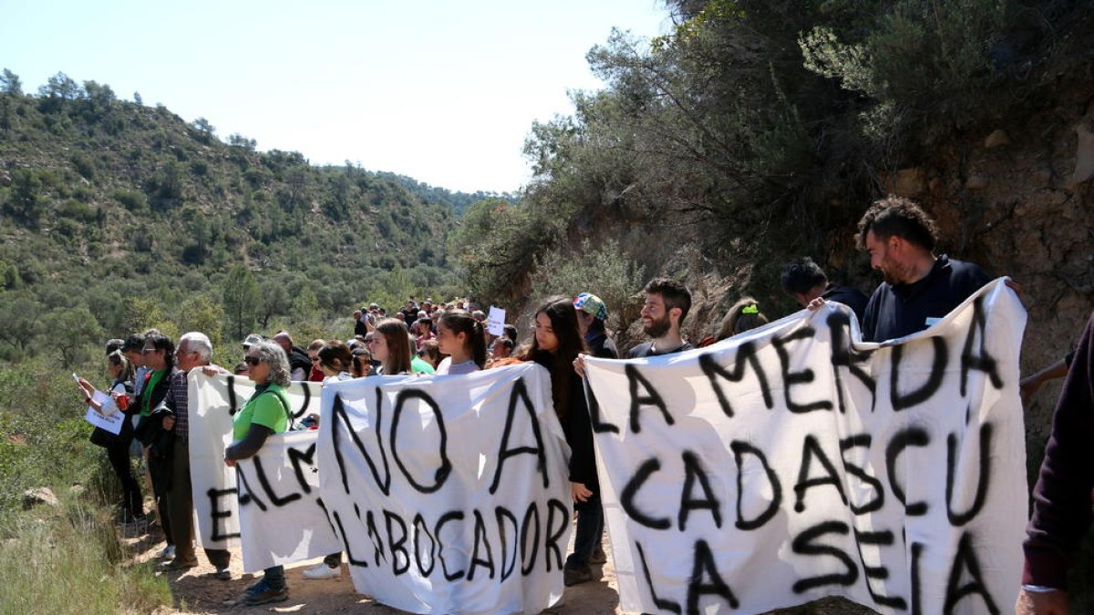 Partidaris i detractors de l'abocador de Riba-roja marxen per defensar i denunciar el projecte