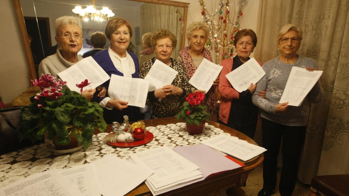 Las vecinas de Cappont, con las 1.600 firmas en Navidad.