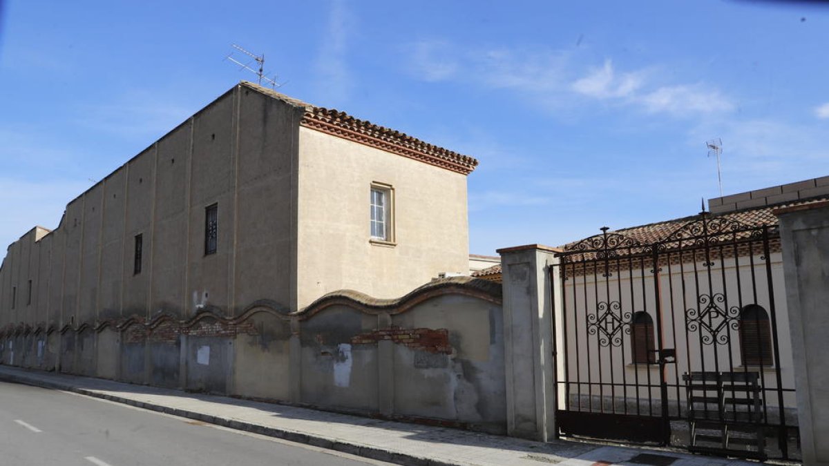 Imatge de l’estat en el qual es troba el mur que envolta l’hospital Santa Maria.