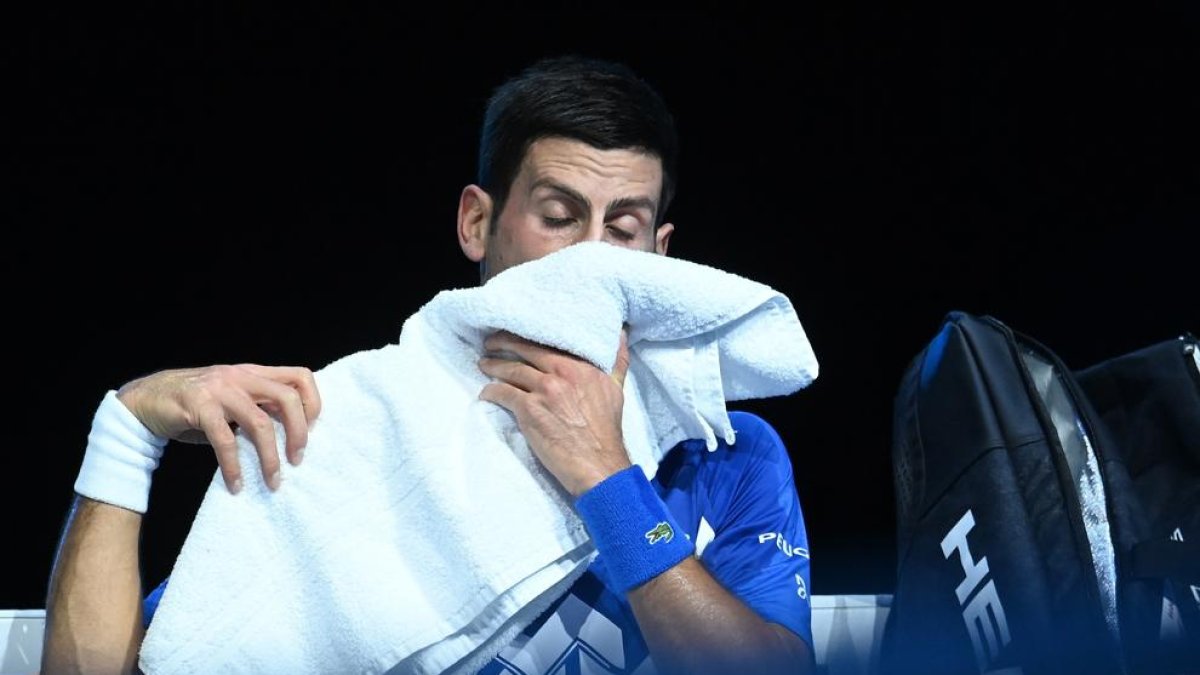 Djokovic, en un momento de descanso durante el partido de ayer.