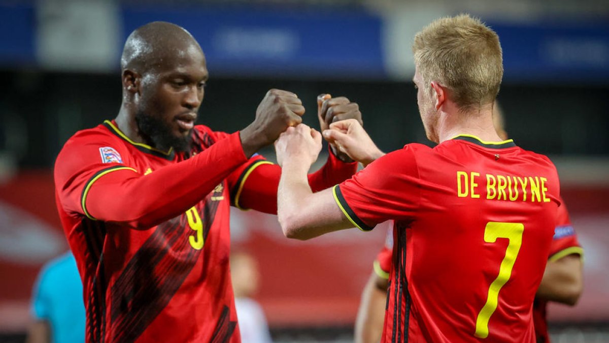 Lukaku i De Bruyne celebren un dels gols belgues.