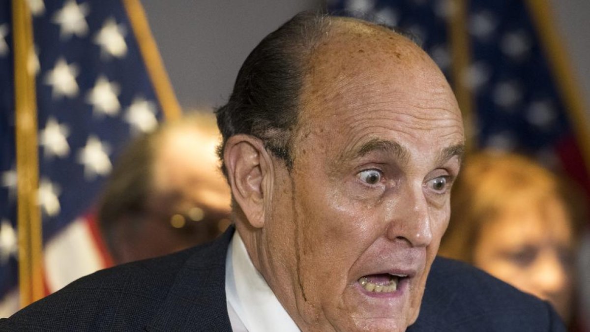 El sudor jugó una mala pasada a Rudy Giuliani, abogado de Trump, y deshizo el tinte de su pelo.