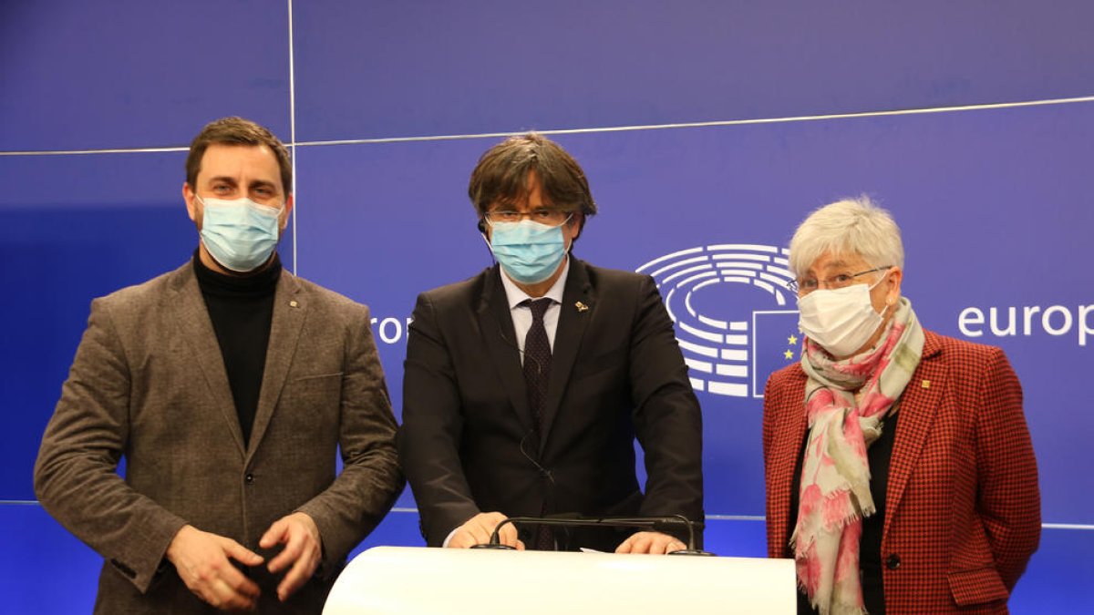 Carles Puigdemont, Toni Comín y Clara Ponsatí, ayer, durante una rueda de prensa en Bruselas.