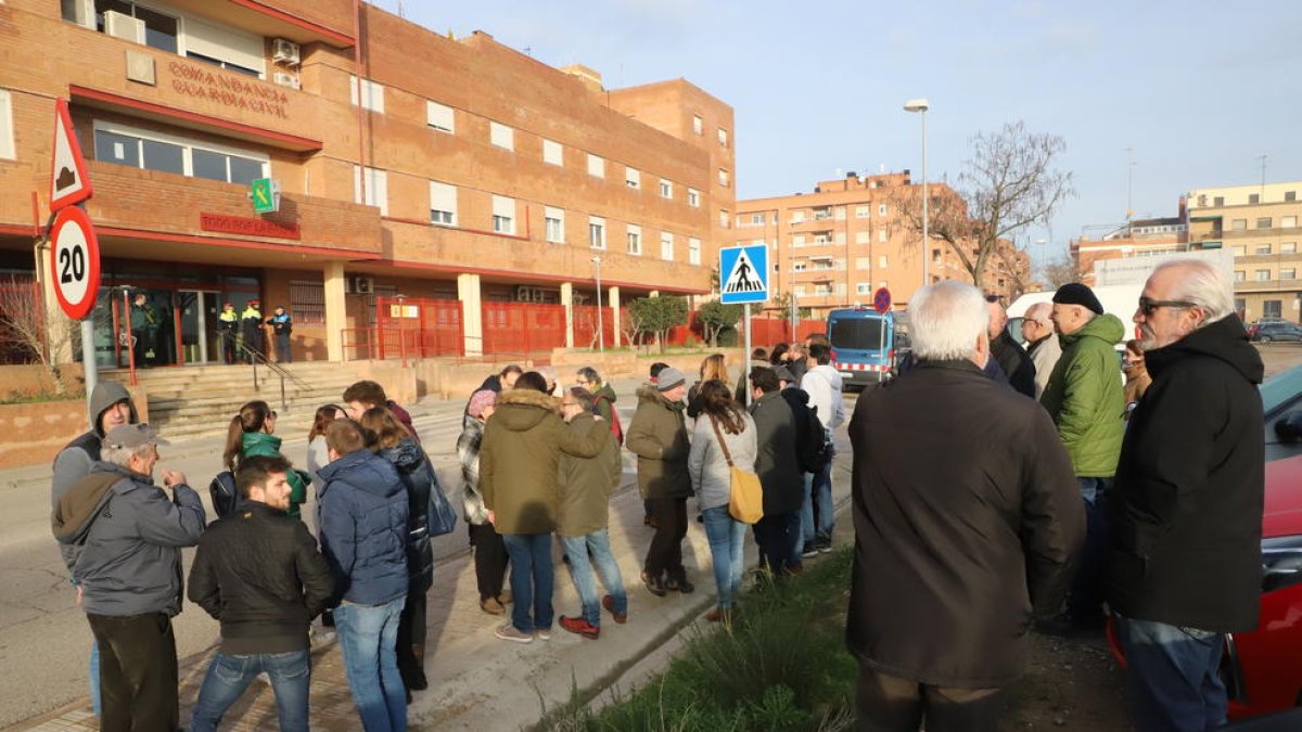 Una treintena de personas se concentraron para dar su apoyo a los investigados. 