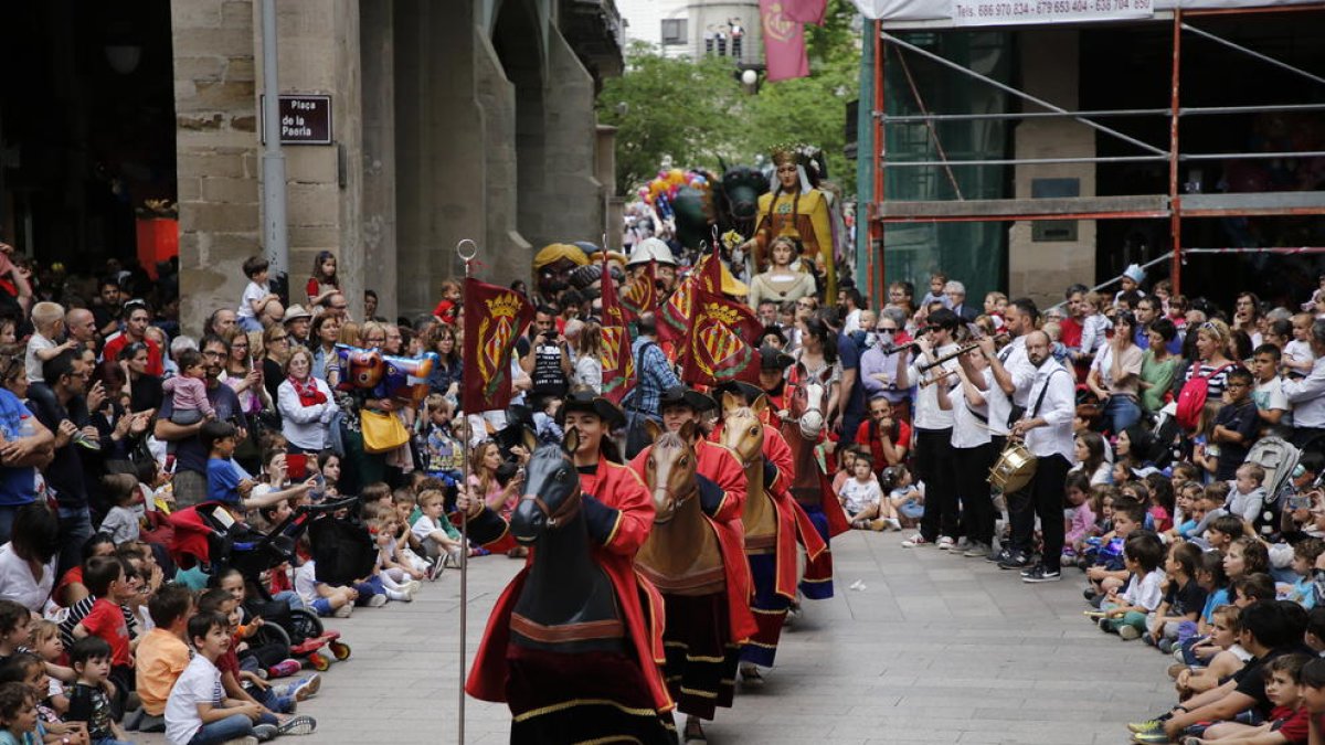 Sesión de baile en una de los pabellones de los Camps Elisis. 