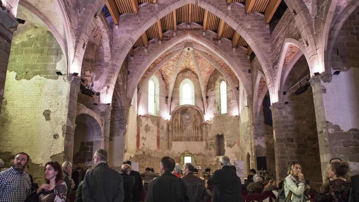 Visita recent de veïns durant una jornada per mostrar la situació de la restauració, ja acabada.