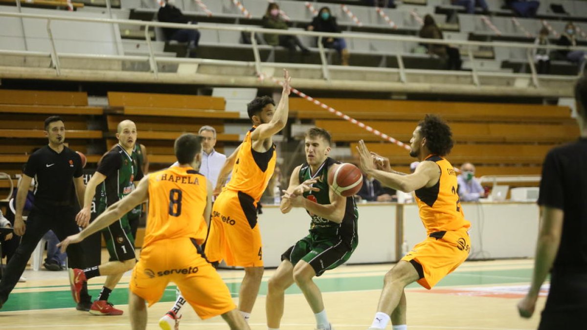 Lafuente entra en la zona leridana rodeado de jugadores del Força Lleida.