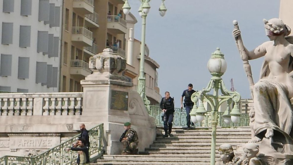 Efectius policials als voltants de l’estació de Marsella.