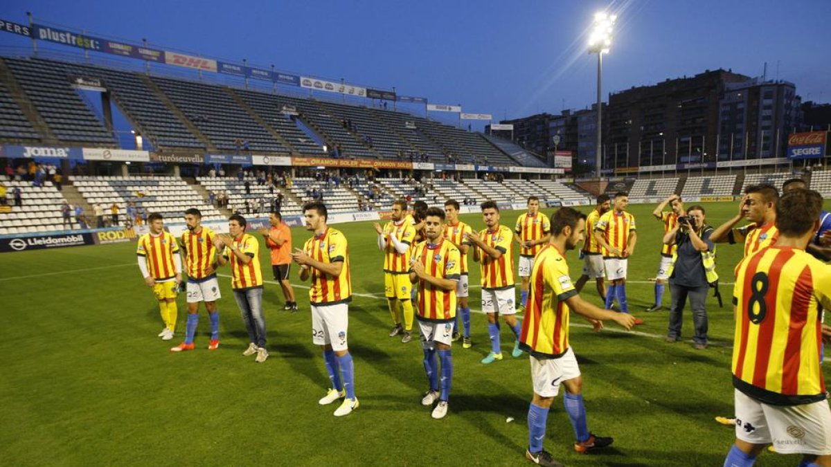 Los jugadores del Lleida se pusieron la camiseta de la senyera al acabar el partido ante el At. Saguntino.