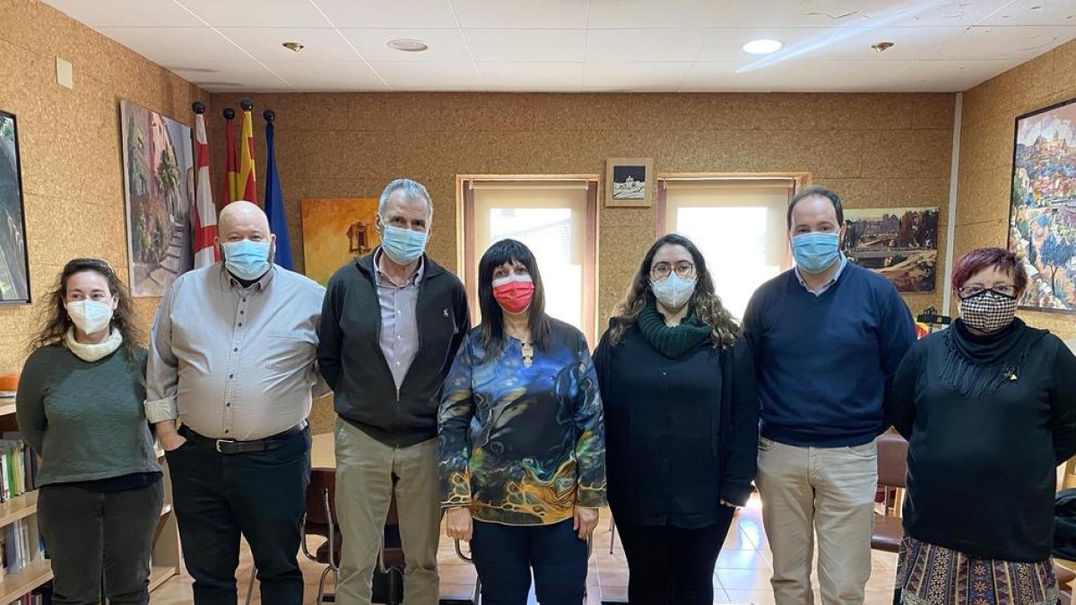 Foto de familia de los impulsores de los Jocs Florals Rurals, ayer antes de la firma del convenio en el ayuntamiento de Sanaüja. 