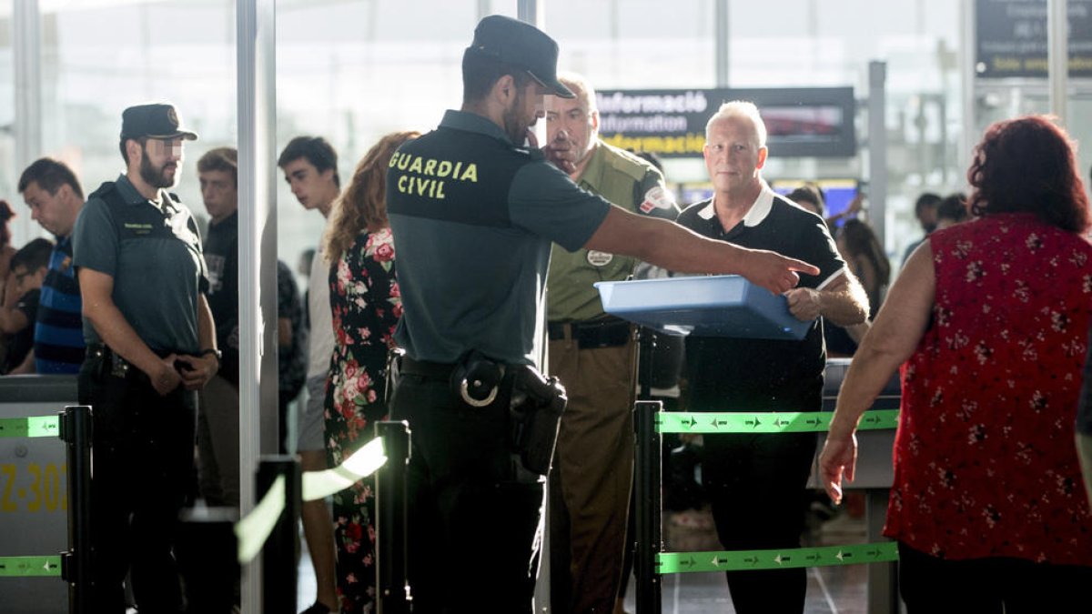 Agents de la Guàrdia Civil als controls de l'aeroport del Prat.