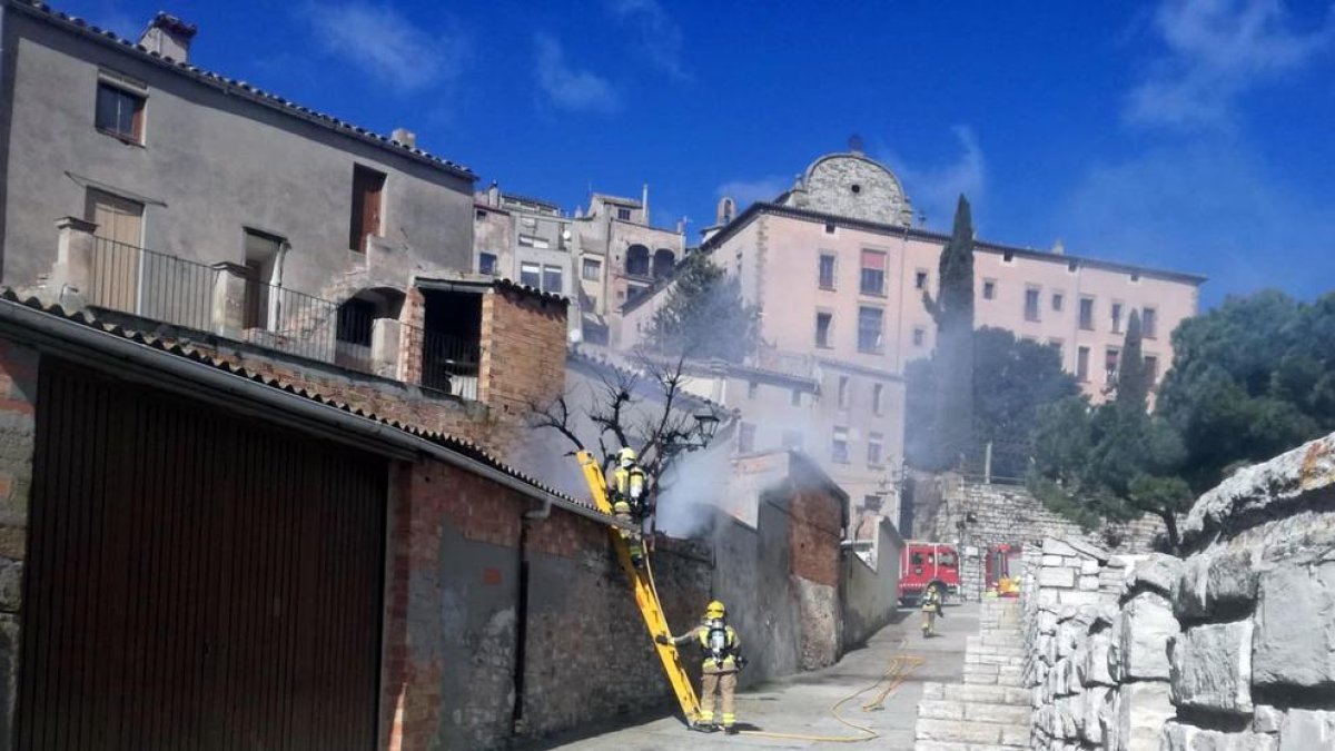 Los bomberos trabajaron en el fuego de una casa en Cervera. 