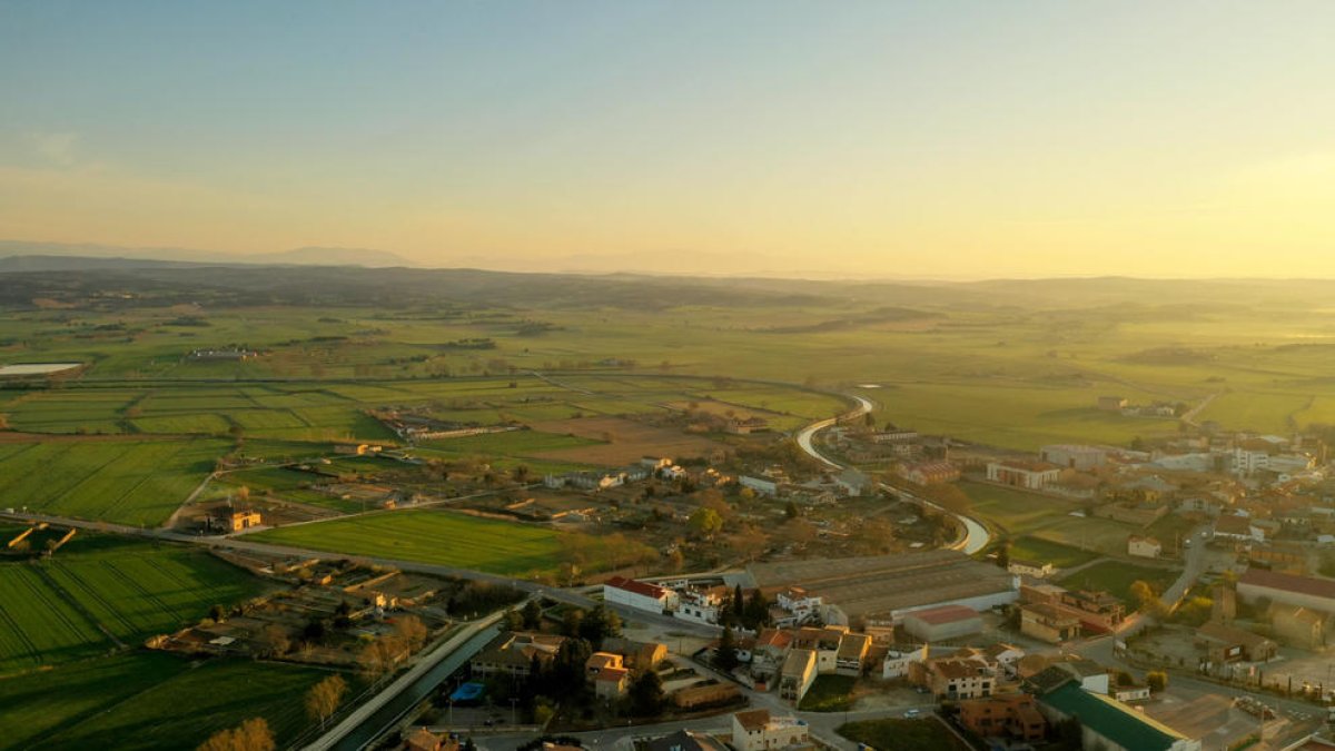 El Urgell trajo el progreso a llano de Lleida hace más de 150 años a través de 246 kilómetros de canal principal (144 km) y cuatro acequias principales. Nace en El Tossal, Ponts.