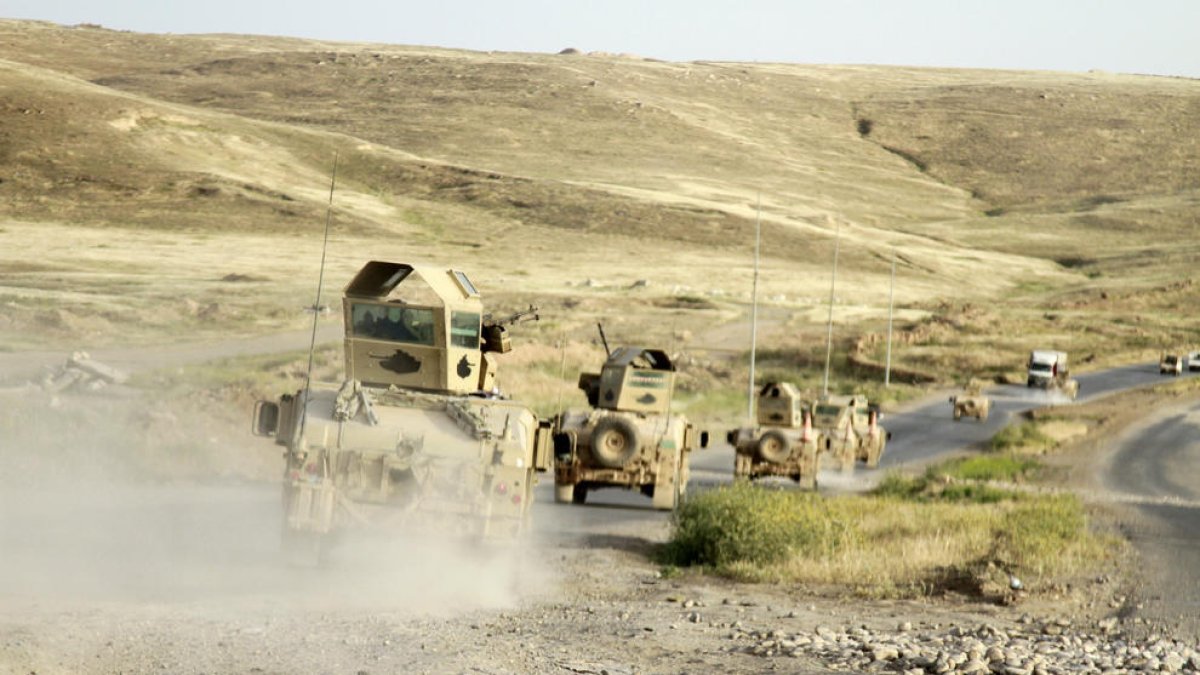 Tanques del ejército iraquí se dirigen al frente.